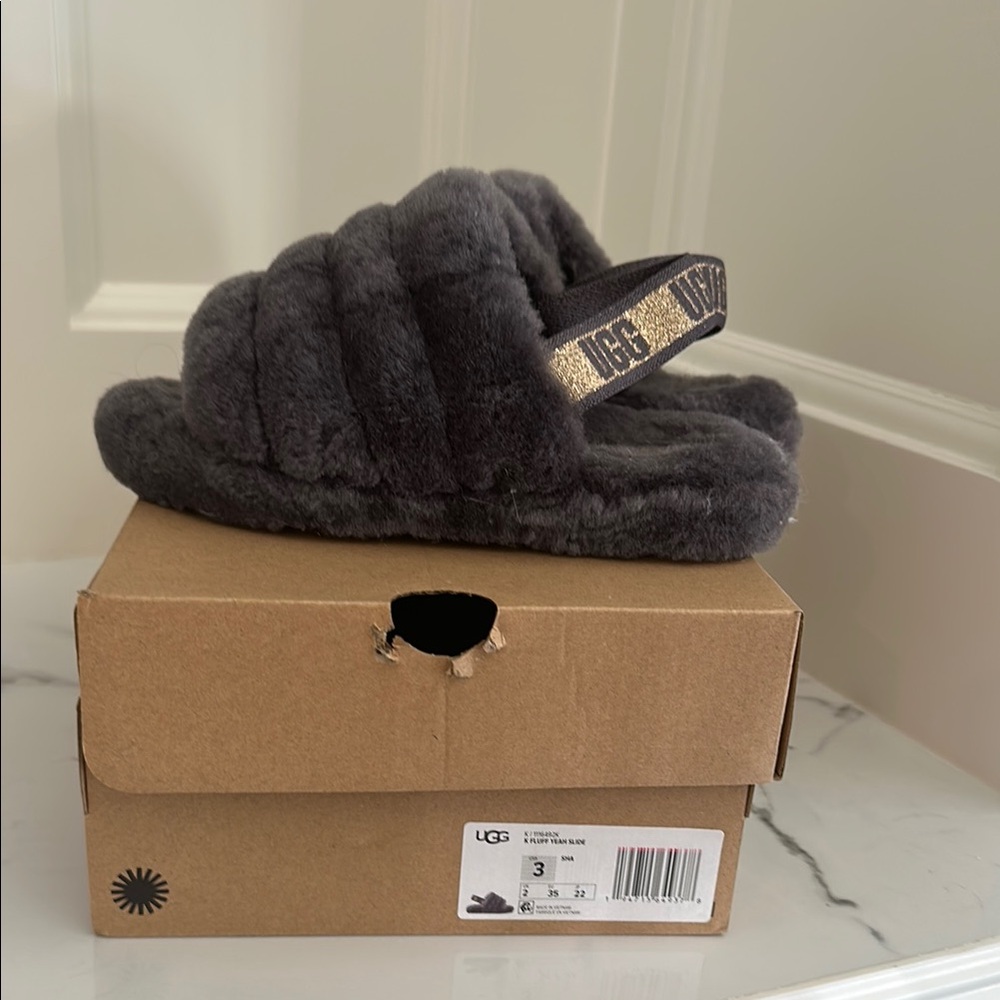 UGG Kids Fluff Yeah Slippers size 3 like new!